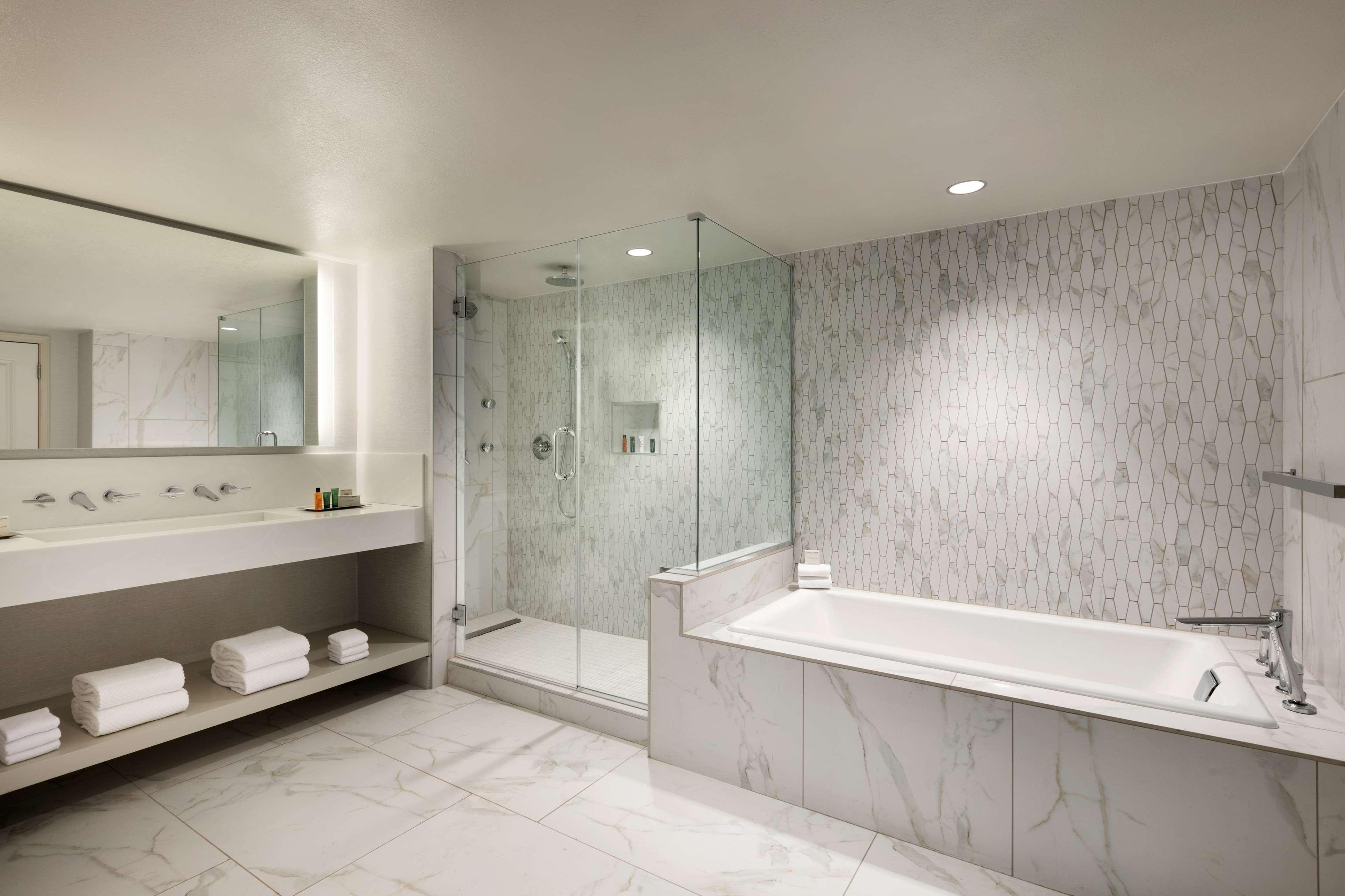 Hilton Fort Collins Bagian luar foto