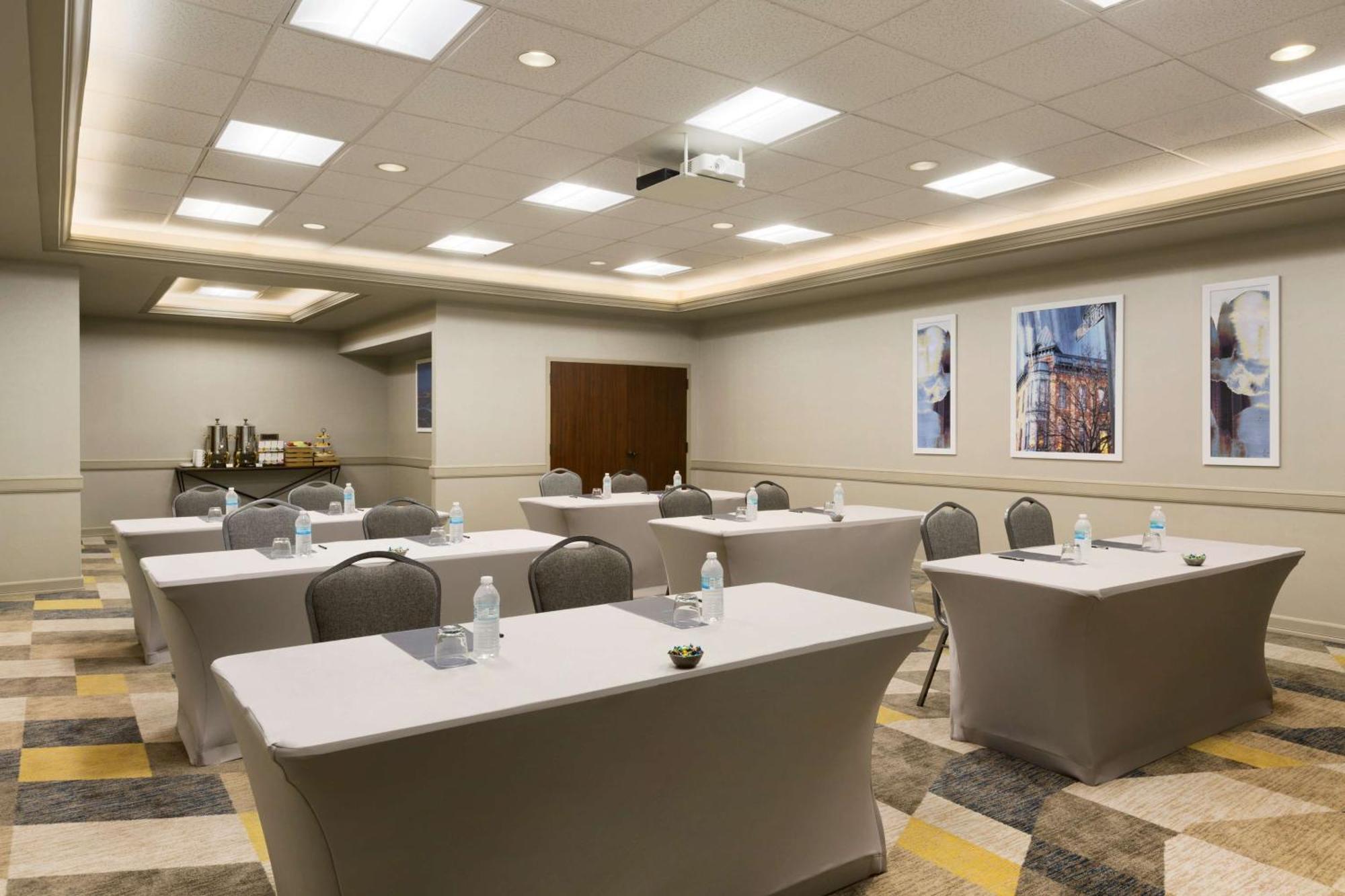 Hilton Fort Collins Bagian luar foto